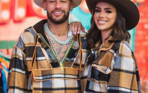 Conforme informa&ccedil;&otilde;es do Extra, Bruna Biancardi teria terminado com Neymar ap&oacute;s descobrir trai&ccedil;&atilde;o em festa de arrai&aacute; que estava com o jogador. Apesar dos rumores, eles t&ecirc;m mantido o sil&ecirc;ncio sobre o t&eacute;rmino do namoro. A crise entre eles come&ccedil;ou h&aacute; mais de um m&ecirc;s, alguns dias depois do arrai&aacute; promovido pelo jogador em sua mans&atilde;o em Mangaratiba, e um pouco antes de ele retornar das f&eacute;rias para Paris. Conforme o site, a festa foi realizada em 26 de junho e o casal chegou a posar juntos. A trai&ccedil;&atilde;o teria ocorrido quando Bruna tinha ido dormir e ela s&oacute; descobriu dias depois do evento. Na ter&ccedil;a-feira seguinte ao arrai&aacute;, dia 28, Neymar e a influenciadora digital fizeram aquela que seria a &uacute;ltima apari&ccedil;&atilde;o p&uacute;blica do ent&atilde;o casal, na entrega de um pr&ecirc;mio no Copacabana Palace, no Rio. (Midiamax)