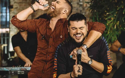 ***As adversidades enfrentadas na carreira ao longo dos &uacute;ltimos meses foi motivo de um sincero e emocionante desabafo de Z&eacute; Neto & Cristiano durante um show no festival Na Praia, realizado em Bras&iacute;lia no final de semana. Em entrevista &agrave; coluna LeoDias, a dupla ainda afirmou que chegaram a questionar a si mesmos ap&oacute;s o &ldquo;cancelamento&rdquo; enfrentado. &ldquo;N&oacute;s entendemos que as redes sociais &eacute; um mundo muito cruel em que as as pessoas julgam o que elas ouvem ou o que elas querem ver. &Agrave;s vezes voc&ecirc; comete um erro e quer pedir desculpas, mas se pede desculpas est&aacute; errado, e se n&atilde;o pede est&aacute; errado&rdquo;, comentou Cristiano, que disse ter superado a fase ruim com ajuda m&eacute;dica. &ldquo;Todo mundo tem suas fases e suas dificuldades. Z&eacute; Neto & Cristiano passou por momentos dific&iacute;limos de chegar a falar &lsquo;isso aqui n&atilde;o faz mais sentido&rsquo;. S&oacute; que a gente procurou ajuda e conseguimos nos levantar&rdquo;. Z&eacute; Neto ressaltou que agora est&aacute; prestando muito mais aten&ccedil;&atilde;o naquilo que ele fala e como age diante de assuntos diversos ou situa&ccedil;&otilde;es pontuais.(Metr&oacute;poles) foto:Allysson Moreno