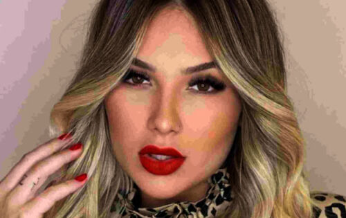 ***A influencer Virginia Fonseca tornou-se alvo de uma a&ccedil;&atilde;o movida por uma comerciante de Governador Valadares, em Minas Gerais. Segundo o colunista Lucas Pasin, do UOL, a mulher alega ter sido v&iacute;tima de golpe ap&oacute;s comprar um curso para se tornar um influenciador digital, promovido por Virgnia em parceria com a empresa Plonu Empreendimento Comerciais e Desenvolvimento Empresarial. Segundo o colunista, a comerciante afirma que comprou o curso por R$ 930,40 e n&atilde;o recebeu o produto. Al&eacute;m de pedir o dobro do valor pago, ela pede indeniza&ccedil;&atilde;o por danos morais de 20 sal&aacute;rios min&iacute;mos. A promessa do curso era &ldquo;transformar pessoas comuns nos pr&oacute;ximos fen&ocirc;menos da internet&rdquo;, com a divulga&ccedil;&atilde;o de um v&iacute;deo de 17 minutos em que Virg&iacute;nia falava dos benef&iacute;cios. O site do curso foi removido e a autora registrou boletim de ocorr&ecirc;ncia ao perceber que n&atilde;o havia recebido o produto. (Midiamax) foto: Reprodu&ccedil;&atilde;o Rede sociais