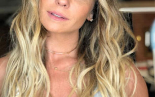 ***Pronta para reviver um personagem de sucesso, a atriz Giovanna Antonelli revelou que ir&aacute; se afastar das telenovelas ap&oacute;s o fim de &ldquo;Travessia&rdquo;, pr&oacute;xima novela das 21 horas que estreia em outubro, assinada pela autora Gl&oacute;ria Perez. Na trama, Antonelli voltar&aacute; a fazer um mesmo personagem de sucesso que estourou h&aacute; exatos 10 anos, em outra novela de Gl&oacute;ria Perez: a delegada Hel&ocirc;, de &ldquo;Salve Jorge&rdquo;. O retorno da policial foi uma ideia da pr&oacute;pria escritora. Em &ldquo;Travessia&rdquo;, assim como em &ldquo;Salve Jorge&rdquo;, a delegada ajudar&aacute; a mocinha protagonista. Essa, no entanto, ser&aacute; sua &uacute;ltima novela por um bom tempo. &Eacute; o que afirmou a int&eacute;rprete de 46 anos em entrevista ao portal Yahoo. Mesmo querendo pausar a carreira, ela ainda est&aacute; com a agenda cheia. &ldquo;Estou fazendo muitas coisas ao mesmo tempo, principalmente empreendendo&rdquo;, finalizou Antonelli. (Midiamax) foto: Divulga&ccedil;&atilde;o
