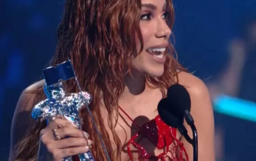 ***De Hon&oacute;rio Gurgel para o mundo! Anitta entra mais uma vez para a hist&oacute;ria ao se tornar a primeira brasileira a vencer o VMA 2022 na categoria Melhor Clipe de M&uacute;sica Latina com o seu hit &ldquo;Envolver&rdquo;. A m&uacute;sica, inclusive, abriu a performance que a cantora fez no palco da premia&ccedil;&atilde;o, minutos antes da vit&oacute;ria, numa mistura do hit espanhol com o nosso funk. Com o pr&ecirc;mio hist&oacute;rico, &ldquo;Envolver&rdquo;, que j&aacute; tinha conquistado o primeiro lugar no ranking global do Spotify, se consolida, ainda mais, com um dos grandes marcos da carreira internacional da nossa Girl From Rio. (gshow.globo) foto: reprodu&ccedil;&atilde;o/MTV