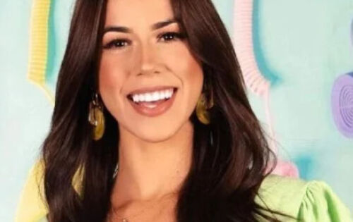 ***Larissa Tom&aacute;sia revelou, durante a semana, que passou por um processo de harmoniza&ccedil;&atilde;o facial. A ex-BBB22 publicou o antes e o depois no Instagram para mostrar o resultado. A pernambucana abriu o jogo sobre o procedimento e revelou que haters a influenciaram a mudar a apar&ecirc;ncia. &ldquo;Vou ser bem sincera que os coment&aacute;rios p&oacute;s-BBB me motivaram a isso. Eu recebia muito emoji de cavalo, cara de cavalo e isso foi mexendo muito comigo&rdquo;, explicou Larissa, durante uma entrevista ao Yahoo!. (Metrop&oacute;les) Foto:Reprodu&ccedil;&atilde;o/Instagram
