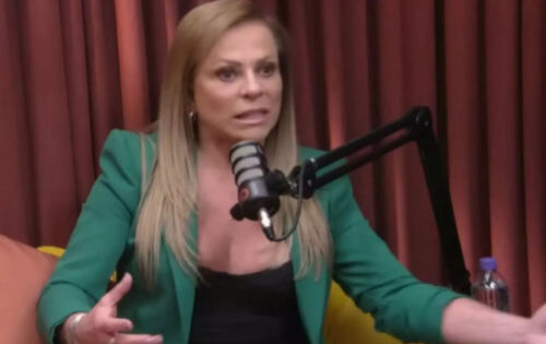 *** Christina Rocha voltou a falar sobre o cancelamento das grava&ccedil;&otilde;es pelo SBT do &ldquo;Casos de Fam&iacute;lia&rdquo;, programa que comandou por 13 anos. Em entrevista ao &ldquo;V&ecirc;nus Podcast&ldquo;, a apresentadora Christina Rocha desabafou sobre o fim do &ldquo;Casos de Fam&iacute;lia&rdquo; e disse que j&aacute; estava cansada do formato da atra&ccedil;&atilde;o. &ldquo;Estou muito animada, eu estava saturada. N&atilde;o gosto de ficar acomodada, eu n&atilde;o sou a Christina do &lsquo;Casos de Fam&iacute;lia&rsquo;, a Christina do SBT, sou apresentadora. Queria ter um programa diversificado, com entrevistas, nunca me deram a oportunidade de fazer esse tipo de programa&rdquo;, declarou ela. (MidiaMax) Foto: Reprodu&ccedil;&atilde;o Youtube