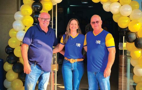 *** O prefeito R&eacute;us Fornari prestigiou o anivers&aacute;rio de 02 anos da empresa Boi Chic agro e Pet em Rio Verde na manh&atilde; de ontem. O Prefeito destacou sua gratid&atilde;o aos empres&aacute;rios Sr. Irineu Garcia Martins (Chiquinho da Ra&ccedil;&atilde;o) e Dra. Dionara Irene Balbinot por sempre estarem empreendendo, fomentando o com&eacute;rcio local, e assim, gerando oportunidades de trabalho ao povo rio-verdense..