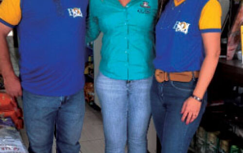 *** *** Ontem a comemora&ccedil;&atilde;o do 2&deg; ano da empresa Boi Chic Agro e pet em Rio Verde, foi muito prestigiada pela popula&ccedil;&atilde;o e autoridades, entre elas a Presidente da C&acirc;mara de Vereadores, Cleisy Maira Paes De Souza Milleo, que fez quest&atilde;o de lembrar durante sua fala, que os empres&aacute;rios s&atilde;o atuantes no ramo desde 2013, e hoje a empresa &eacute; geradora de mais de 10 empregos diretos e indiretos. O empres&aacute;rio nesse momento de crise, merece ser prestigiado!! 