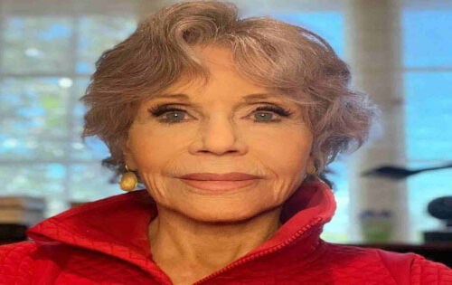 *** A atriz Jane Fonda usou seu Instagram na &uacute;ltima sexta-feira (2) para informar um diagn&oacute;stico de c&acirc;ncer, aos 84 anos de idade. No comunicado, ela afirma estar fazendo quimioterapia h&aacute; seis meses para tratar linfoma n&atilde;o Hodgkin, tipo de c&acirc;ncer que se origina nas c&eacute;lulas do sistema linf&aacute;tico. &ldquo;Este &eacute; um c&acirc;ncer muito trat&aacute;vel. 80% das pessoas sobrevivem, ent&atilde;o me sinto com muita sorte&rdquo;, disse a atriz em um comunicado no Instagram. No texto, a artista se diz &ldquo;privilegiada&rdquo; por ter plano de sa&uacute;de, ao contr&aacute;rio de muitos americanos, e diz que o tratamento n&atilde;o vai prejudicar seu ativismo. (MidiaMax) Foto: Reprodu&ccedil;&atilde;o/Instagram