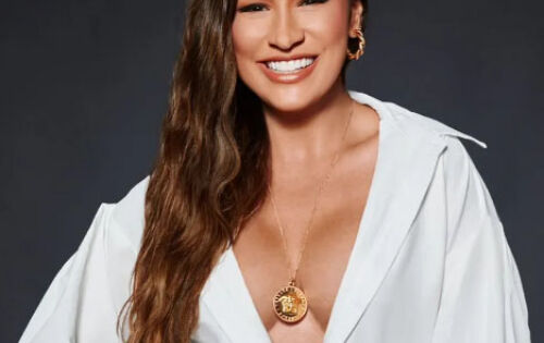 Simone Mendes far&aacute; dupla com uma outra cantora ap&oacute;s se separar profissionalmente de sua irm&atilde; Simaria. A novidade foi revelada por Priscila Senna, que anunciou a parceria com a sertaneja. A irm&atilde; de Simaria ter&aacute; Priscila Senna como nova dupla por uma noite e ser&aacute; atra&ccedil;&atilde;o especial na grava&ccedil;&atilde;o do DVD da cantora em Recife, Pernambuco. Em seu perfil no Instagram, muito emocionada, Priscila divulgou a not&iacute;cia e agradeceu a presen&ccedil;a especial. &ldquo;&Eacute; com muito amor que eu anuncio pra voc&ecirc;s mais uma atra&ccedil;&atilde;o do meu DVD Priscila Em Cena: Simone Mendes, esse ser de luz. Estou feliz e emocionada em ter voc&ecirc; fazendo parte de mais um cap&iacute;tulo da minha hist&oacute;ria!&rdquo;, escreveu ela. (MidiaMax) Foto:Marcio Amaral/Divulga&ccedil;&atilde;o