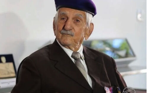 ***O Ex-combatente da 2&ordf; Guerra Mundial, Agostinho Motta, de 97 anos, morreu na tarde da &uacute;ltima ter&ccedil;a-feira (6) em Campo Grande. Conhecido por se vestir de Papai Noel por mais de 30 anos, o pracinha era o &uacute;ltimo ex-combatente que morava na capital. Nascido em Tr&ecirc;s Lagoas, a 326 km de Campo Grande, com menos de 20 anos foi para a guerra. Agostinho lutou na Alemanha, It&aacute;lia e perdeu a audi&ccedil;&atilde;o de um dos ouvidos durante um conflito. Al&eacute;m de ser reconhecido como pracinha, Agostinho tamb&eacute;m ficou &ldquo;famoso&rdquo; por se vestir de Papai Noel e adotar diversas cartinhas na campanha de Natal dos Correios. Segundo a fam&iacute;lia de Agostinho, o ex-combatente faleceu &ldquo;serenamente&rdquo; e o local do vel&oacute;rio e sepultamento ainda n&atilde;o foi divulgado. (G1Ms) foto: Arquivo/Tv morena