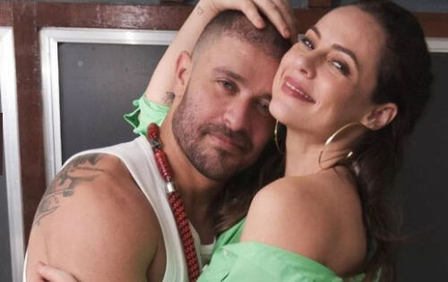 ***Nos &uacute;ltimos dias, a aus&ecirc;ncia de publica&ccedil;&otilde;es de Paolla Oliveira e Diogo Nogueira juntos nas redes sociais fez surgir especula&ccedil;&otilde;es em torno da possibilidade deles terem terminado. Diante disso, na ter&ccedil;a-feira (27/9), a atriz se manifestou. Com uma publica&ccedil;&atilde;o no Instagram, Paolla fez quest&atilde;o de deixar claro que est&aacute; tudo bem entre ela e o cantor. A atriz dividiu com os seguidores uma s&eacute;rie de fotos juntos e, na legenda, lamentou que &ldquo;um relacionamento pra muita gente &eacute; baseado na quantidade de posts e na presen&ccedil;a on-line&rdquo;. &ldquo;Nosso relacionamento &eacute; real e NOSSO&rdquo;, acrescentou ela. Paolla Oliveira e Diogo Nogueira assumiram namoro em 2021. (Metrop&oacute;les) Foto:Reprodu&ccedil;&atilde;o/Instagram