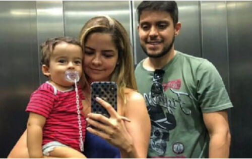 ***Dupla sertaneja desde 2007, Maria Cec&iacute;lia e Rodolfo descobriram na parceria musical o amor. Amigos de faculdade, eles decidiram embarcar no mundo da m&uacute;sica em Campo Grande, Mato Grosso do Sul, e acabaram se apaixonando. Em entrevista &agrave; Revista Contigo, o casal apaixonado, que ainda vive na Capital abriu o jogo sobre o relacionamento e deu detalhes de como tudo come&ccedil;ou. Maria Cec&iacute;lia contou que quem tomou iniciativa para come&ccedil;ar um relacionamento foi ela, ao perceber que sentia ci&uacute;mes de Rodolfo com uma f&atilde;, na &eacute;poca. &ldquo;Alguma coisa devia estar errada comigo (risos). Ent&atilde;o tomei coragem e disse ao Rodolfo que eu o amava, simples assim! Claro, para ele entender que esse amor n&atilde;o era de amigo e sim entre homem e mulher levou um tempo, curto, mas levou&rdquo;, relatou a cantora. (MidiaMax) foto:Reprodu&ccedil;&atilde;o/Redes Sociais