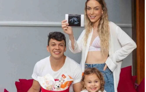 A influenciadora digital Tata Estaniecki anunciou na segunda-feira (17/10) que est&aacute; gr&aacute;vida novamente. Ela e o tamb&eacute;m influenciador digital J&uacute;lio Cocielo v&atilde;o ser pais pela segunda vez. Beatriz, a primog&ecirc;nita do casal, nasceu em maio de 2020. O an&uacute;ncio foi feito de forma simult&acirc;nea no Instagram e ao vivo no PodElas, podcast comandado pela influenciadora no Youtube. &ldquo;Siiim! ESTAMOS GR&Aacute;VIDOS E MTO FELIZESSSS DE VER A FAM&Iacute;LIA AUMENTANDO!! (Metr&oacute;poles) foto: divulga&ccedil;&atilde;o