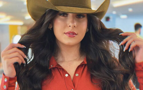 ***Em um ano de carreira, apenas um ano, Ana Castela estourou e conquistou uma legi&atilde;o de f&atilde;s. A menina de 18 anos, apelidada de boiadeira, nasceu em Amambai, Mato Grosso do Sul, e foi criada em Sete Quedas, na fronteira com o Paraguai. Ela chegou ao topo das paradas musicais com a m&uacute;sica &ldquo;Pipoco&rdquo;. Misturando mod&atilde;o com eletr&ocirc;nico, Ana deixou a Odontologia e est&aacute; vivendo do que ama. De 6 mil seguidores nas redes sociais, j&aacute; tem quase 8 milh&otilde;es e, no Encontro com Patr&iacute;cia Poeta, fala sobre o sucesso repentino. A carreira come&ccedil;ou depois de postar um v&iacute;deo na internet cantando. A vida mudou completamente e a agenda est&aacute; lotada de shows. (gshow.globo) foto: reprodu&ccedil;&atilde;o/instagram