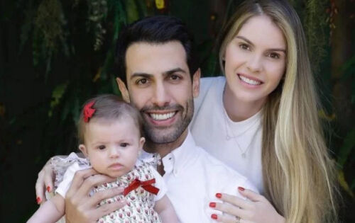 ***Ap&oacute;s uma longa espera, enfim o casamento de B&aacute;rbara Evans com o empres&aacute;rio Gustavo Theodoro est&aacute; marcado para acontecer. A uni&atilde;o do casal ser&aacute; celebrada no dia 9 de dezembro em uma luxuosa fazenda no interior de S&atilde;o Paulo. A festa precisou ser adiada ao menos tr&ecirc;s vezes por conta dos acontecimentos da pandemia. A filha de Monique Evans j&aacute; havia revelado a data da cerim&ocirc;nia no final de setembro. Os convites j&aacute; come&ccedil;aram a ser distribu&iacute;dos aos convidados. (Metr&oacute;poles) foto:Reprodu&ccedil;&atilde;o