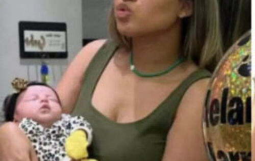 ***Mc Loma e as g&ecirc;meas Mariely e Mirella participaram do podcast Podcats, apresentado por Camila Loures e Lucas Guimar&atilde;es, e falaram pela primeira vez como &eacute; a rela&ccedil;&atilde;o do pai da filha da cantora com a fam&iacute;lia. Segundo Mc Loma, o rapaz n&atilde;o &eacute; presente na vida da pequena Melanie e n&atilde;o queria que ningu&eacute;m soubesse que a artista estava gr&aacute;vida. &ldquo;N&atilde;o &eacute; presente, n&atilde;o liga, nem a&iacute;. Quando eu falei &lsquo;eu t&ocirc; gr&aacute;vida&rsquo;, ele falou: &lsquo;&Eacute;? T&aacute; bom, mas n&atilde;o fala pros meus amigos n&atilde;o, n&atilde;o fala para ningu&eacute;m. Cala a boca, viu?&rsquo; Os amigos dele falaram que ele estava com vergonha&rsquo;&rdquo;, disse. Mc Loma tamb&eacute;m falou que o rapaz, que n&atilde;o teve o seu nome revelado, pediu para que ela fizesse um exame de DNA para comprovar que a filha era dele. (MidiaMax) foto: reprodu&ccedil;&atilde;o