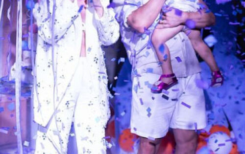 Tata Estaniecki e J&uacute;lio Cocielo revelaram o sexo do segundo beb&ecirc; do casal no domingo (13/11), durante o ch&aacute; de revela&ccedil;&atilde;o. Em uma cerim&ocirc;nia com a presen&ccedil;a de amigos e fam&iacute;lia com direito a chuva de pap&eacute;is picados na hora revela&ccedil;&atilde;o, o casal revelou que a filha, Beatriz, nascida em 2020, vai ter um irm&atilde;o como companhia a partir do ano que vem. Em uma publica&ccedil;&atilde;o feita nas redes sociais, Tata compartilhou a felicidade de ser m&atilde;e pela segunda vez com fotos do evento: &ldquo;VEMMMMM FILHO! J&aacute; te amamos muito&rdquo; (Metr&oacute;poles) foto:Reprodu&ccedil;&atilde;o/Instagram