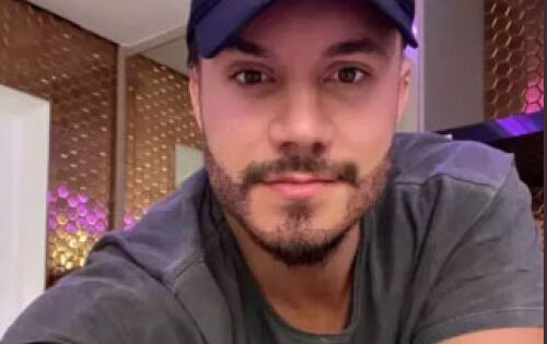 O ex-BBB Eliezer, de 32 anos, usou o Instagram na tarde deste domingo (13) para comunicar aos seus seguidores que foi diagnosticado com uma s&iacute;ndrome rara no cora&ccedil;&atilde;o. Nos stories, o influencer relatou que descobriu o problema card&iacute;aco ap&oacute;s sentir fortes dores no peito e dificuldade para respirar. &ldquo;Oii, gente, ent&atilde;o cerca de 10 dias atr&aacute;s comecei a sentir uma dor na regi&atilde;o do peito, esses &uacute;ltimos dias a dor piorou muito e comecei a ter dificuldade para respirar&rdquo;. &ldquo;Fui pro hospital e l&aacute; descobri que &eacute; uma quest&atilde;o no cora&ccedil;&atilde;o. &Eacute; raro e estou cuidando para n&atilde;o se tornar grave&rdquo;, explicou o ex-BBB. (Metr&oacute;poles) foto: divulga&ccedil;&atilde;o