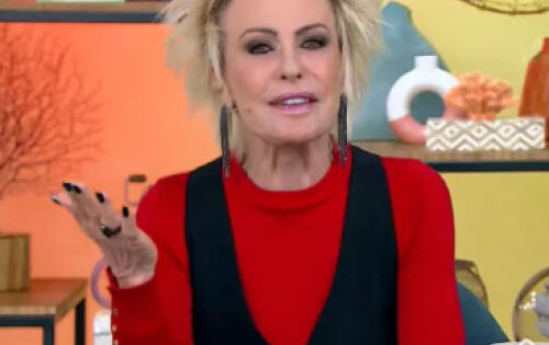 ***Ana Maria Braga passou por uma cirurgia e s&oacute; voltar&aacute; &agrave; TV no dia 5 de dezembro. Segundo a assessoria de imprensa da apresentadora &agrave; revista Quem, o procedimento foi realizado na perna. &ldquo;Ela fez uma pequena cirurgia na sexta (11). Foi uma cirurgia muito simples. Ela tinha uma dor na perna do tempo em que fez radioterapia. &Eacute; um efeito colateral da radioterapia l&aacute; de tr&aacute;s. Mas foi uma cirurgia programada, muito simples, ela est&aacute; superbem, &oacute;tima. J&aacute; est&aacute; de alta e em casa&rdquo;, explicou Silvia Paccola. Fabricio Battaglini e Talitha Morete, apresentadores substitutos de Ana Maria, come&ccedil;aram o programa da segunda-feira (14), dando o recado aos telespectadores. &ldquo;Gente, j&aacute; vou dizer. Voc&ecirc; est&aacute; estranhando que a Ana n&atilde;o est&aacute; aqui? Vamos explicar: na pr&oacute;xima semana, quando v&atilde;o come&ccedil;ar os jogos da Copa do Mundo nas chaves, o &ldquo;Mais Voc&ecirc;&rdquo; vai ficar fora do ar porque tem muitas partidas nessa fase da Copa, v&atilde;o ser quatro jogos por dia&rdquo;, explicou Battaglini. &ldquo;A Ana decidiu aproveitar que nesta semana tem o feriado amanh&atilde; [ter&ccedil;a] e deu uma esticadinha b&aacute;sica. Ela e o Lourinho tamb&eacute;m&rdquo;, refor&ccedil;ou o jornalista, que estava ao lado de Talitha, que opinou: &ldquo;Folgas merecid&iacute;ssimas&rdquo;. (MidiaMax) foto: Reprodu&ccedil;&atilde;o/Globoplay