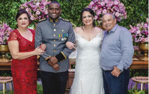 *** Abrilhantando nossa coluna de hoje, os pais F&aacute;tima e Veimar Seabra ao lado de sua filha, Glauce M&eacute;rcia Silva Santana e do genro, Alyson Menezes dos Reis durante cerim&ocirc;nia de casamento realizada no &uacute;ltimo s&aacute;bado. 