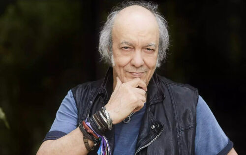***O cantor e compositor Erasmo Carlos, que faleceu na ter&ccedil;a-feira (22), teve o diagn&oacute;stico de s&iacute;ndrome edemig&ecirc;nica no m&ecirc;s de outubro, de acordo com informa&ccedil;&otilde;es do hospital onde estava internado. No final do m&ecirc;s anterior, ele deu entrada para fazer exames e faleceu ap&oacute;s quadro de infec&ccedil;&atilde;o generalizada Mas, o que &eacute; esta s&iacute;ndrome. Especialistas explicam que esta &eacute; uma condi&ccedil;&atilde;o caracterizada pelo excesso de &aacute;gua no corpo, mais especificamente nos tecidos. (MidiaMax) foto:Divulga&ccedil;&atilde;o