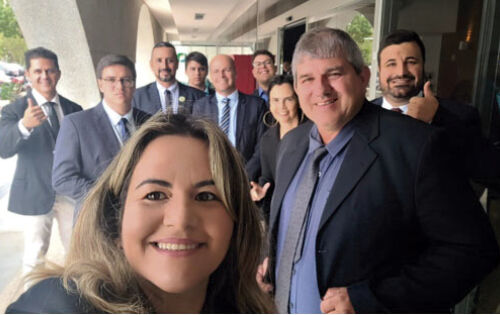 *** A presidente da C&acirc;mara de Rio Verde, Cleisy Maira Paes Souza Milleo e os vereadores juntos em Bras&iacute;lia esta semana em busca de recursos para o munic&iacute;pio. Boa sorte!!