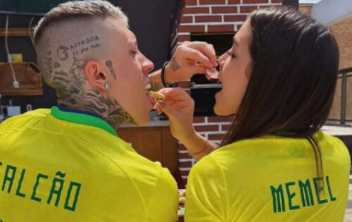 ***Mel Maia e MC Daniel postaram um clique, nas redes sociais, mostrando que est&atilde;o juntinhos e em clima de Copa. Vestidos de camisetas amarelas personalizadas e trocando petiscos na boca, posaram para tr&ecirc;s fotos. Na legenda, a atriz escreveu: &ldquo;Podia ser a gente, mas &eacute; a gente!&rdquo; O cantor, por sua vez, mandou dois cora&ccedil;&otilde;es para a amada. Seria o namoro assumido? Oficialmente, ambos n&atilde;o falaram nada. No entanto, eles s&atilde;o alvos de rumores desde que um amigo em comum, MC Ryan SP, falou do relacionamento deles no Instagram. Em seguida, tamb&eacute;m foram vistos dando um selinho. A postagem teve mais de 4,5 milh&otilde;es de curtidas e 34,5 mil coment&aacute;rios at&eacute; o momento. Um dos internautas at&eacute; brincou: &ldquo;S&oacute; perde pra foto do Cristiano Ronaldo com o Messi&rdquo;, disse. (midiamax) foto:Redes Sociais/Reprodu&ccedil;&atilde;o