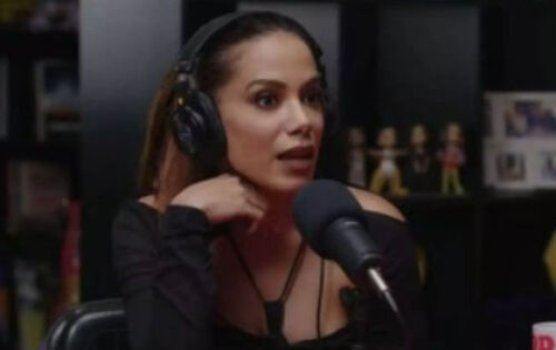 ***Anitta compartilhou, que foi diagnosticada com o v&iacute;rus (EBV), que pode causar a esclerose m&uacute;ltipla. A declara&ccedil;&atilde;o foi dada no lan&ccedil;amento para a imprensa do document&aacute;rio Eu, dirigido por Ludmila Dayer e produzido pela cantora. No evento, Anitta afirmou que, por orienta&ccedil;&atilde;o da amiga, fez os exames que a fizeram descobrir o v&iacute;rus. A cantora, na &eacute;poca, apresentava sintomas semelhantes aos de Ludmila, mas n&atilde;o descobria o que tinha. Anitta ainda disse que, se hoje est&aacute; andando, falando e respirando, &eacute; por conta da ajuda e incentivo de Ludmila. (midiamax) Reprodu&ccedil;&atilde;o/YouTube