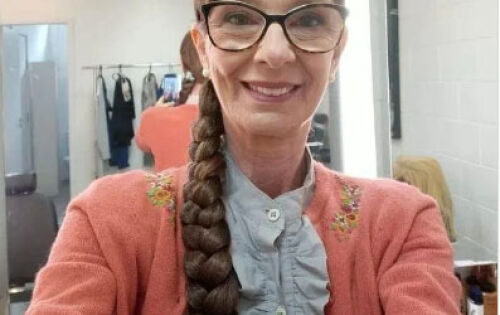 A atriz M&aacute;rcia Manfredini morreu na tarde de segunda-feira (5). Ela ficou famosa por interpretar a personagem Abigail, em &ldquo;A Grande Fam&iacute;lia&rdquo; (TV Globo). Atualmente, ela estava no ar atuando na com&eacute;dia &ldquo;Fam&iacute;lia Para&iacute;so&rdquo; (tamb&eacute;m da TV Globo). A morte foi informada pelos atores Kiko Mascarenhas e Blota Filho por meio das redes sociais e confirmada pelo Uol com a filha da artista. A causa da morte, no entanto, n&atilde;o foi revelada. (midiamax) Foto:Reprodu&ccedil;&atilde;o/Redes Sociais