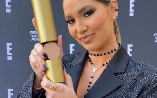 ***Com mais de 41 milh&otilde;es de seguidores, V&iacute;rginia Fonseca foi eleita a Influenciadora Brasileira do Ano 2022 no People Choice Awards (PCA). A influenciadora voou para a Calif&oacute;rnia para receber o pr&ecirc;mio internacional na noite desta ter&ccedil;a-feira (06/12) em solo americano no Barker Hangar, em Santa Monica. Ao lado do esposo Z&eacute; Felipe, Virginia prestigia o evento com celebridades como Camila Cabello, Kenan Thompson, Khloe Kardashian e outras estrelas. A mam&atilde;e do ano concorreu com Arthur Aguiar, Gloria Groove, Luva de Pedreiro, Jade Picon, Lu&iacute;sa Sonza, Vanessa Lopes e Yarley. (metr&oacute;poles) foto:reprodu&ccedil;&atilde;o