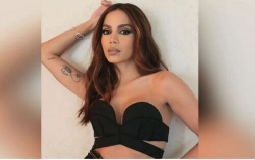 ***A cantora Anitta voltou a ser internada em um hospital em S&atilde;o Paulo na manh&atilde; de ontem quarta (7). Por isso, sua participa&ccedil;&atilde;o na festa Farofa da Gkay, que aconteceria nesta noite, foi cancelada ap&oacute;s recomenda&ccedil;&atilde;o m&eacute;dica. A informa&ccedil;&atilde;o a respeito da interna&ccedil;&atilde;o de Anitta foi divulgada no perfil da empresa que gerencia a carreira da artista. De acordo com a nota, a interna&ccedil;&atilde;o ocorreu &agrave;s pressas por exig&ecirc;ncia dos m&eacute;dicos. &ldquo;Comunicamos o cancelamento da participa&ccedil;&atilde;o de Anitta durante a Farofa da Gkay deste ano. A pedido de seus m&eacute;dicos, a cantora foi internada em S&atilde;o Paulo, o que inviabilizou sua presen&ccedil;a hoje (07/12) em Fortaleza. Anitta cumprir&aacute; com seus demais compromissos ap&oacute;s sua alta, prevista para hoje (quinta-feira)&rdquo;, diz o comunicado. (midiamax) foto: reprodu&ccedil;&atilde;o