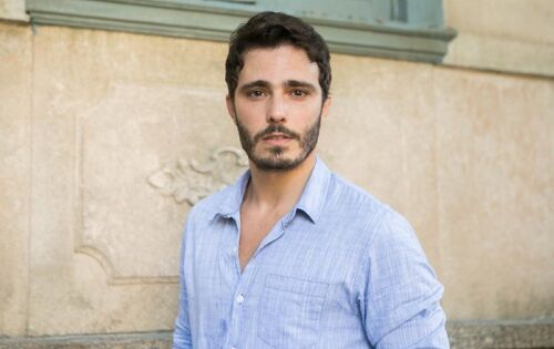 ***O ator Thiago Rodrigues foi espancado por bandidos durante assalto, na noite do &uacute;ltimo s&aacute;bado (10), no Rio de Janeiro. Ele havia acabado de sair de um bar na G&aacute;vea quando o crime aconteceu. De acordo com informa&ccedil;&otilde;es do O Globo, o artista ficou desacordado e teve o celular roubado pelos criminosos. Thiago s&oacute; foi acordar na manh&atilde; de domingo (11), na Pra&ccedil;a Santos Dumont. Ele estava sob os cuidados de uma senhora. O ator foi encaminhado para o Hospital Miguel Couto, na G&aacute;vea. Segundo o jornal, Thiago tentou fugir do assalto, mas n&atilde;o conseguiu. (midiamax) foto:Raquel Cunha / TV Globo/Divulga&ccedil;&atilde;o