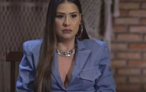 ***Simone Mendes abriu o cora&ccedil;&atilde;o para falar sobre a nova fase de sua carreira e o fim da dupla com Simaria em entrevista concedida ao Fant&aacute;stico no domingo (18/12). A cantora falou sobre o novo trabalho solo e tamb&eacute;m se emocionou ao refletir sobre o fim da parceria com sua irm&atilde;. Simone foi &agrave;s l&aacute;grimas ao contar sobre a dif&iacute;cil fase de reconstru&ccedil;&atilde;o ap&oacute;s os fatos que levaram ao fim da dupla com Simaria: &ldquo;Foi a fase mais dura da minha vida, a dor mais terr&iacute;vel que vivi, fiquei muitos dias sem dormir, com crise de ansiedade, foi muito dif&iacute;cil. Eu acredito que precisei viver isso, para que a vida me mostrasse o que tenho que viver hoje&rdquo;. (metr&oacute;poles) foto: reprodu&ccedil;&atilde;o