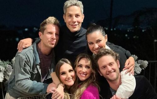 ***Cinco integrantes da banda RBD anunciaram na segunda-feira (19) que far&atilde;o uma turn&ecirc; mundial de reencontro em 2023. As datas e mais informa&ccedil;&otilde;es ser&atilde;o divulgadas no dia 19 de janeiro. O an&uacute;ncio oficial do retorno ocorreu no Instagram de Anah&iacute;, Christopher, Christian, Dulce Mar&iacute;a e Maite Perroni, que fizeram mist&eacute;rio arquivando todas as publica&ccedil;&otilde;es e retirando as fotos de seus perfis nos &uacute;ltimos dias. Agora, o s&iacute;mbolo da banda &eacute; a foto de cada um deles. Dos seis integrantes originais, apenas Alfonso Herrera, o Poncho, n&atilde;o participar&aacute; do reencontro. (midiamax) foto:Divulga&ccedil;&atilde;o/Instagram