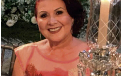 *** Abrilhantando nossa coluna de hoje, minha amiga querida Tereza Garay (T.Modas), sempre linda e elegante. Como vamos entrar em recesso quero deixar aqui, meu carinho especial pela amizade e parceria em 2022 e antecipar os parab&eacute;ns pelo seu anivers&aacute;rio que ser&aacute; comemorado no dia 3 de janeiro. Que voc&ecirc; continue sempre brilhando!! 