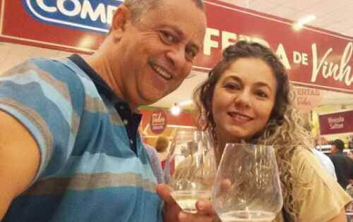 *** O PRF Sidrack e Gisiane Vieira de Oliveira. Ela que celebra nesta sexta-feira (23) mais um ano de vida. Nosso carinho mais que especial nesta data t&atilde;o importante. Parab&eacute;ns e Tim... Tim..