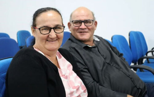 *** O casal, Sirlei e o vereador de Coxim, Vilmar Vendr&uacute;scolo. Ela que celebrou mais um ano de vida na quarta-feira (25). Sirlei est&aacute; sempre presente apoiando o marido em todos os momentos e principalmente na pol&iacute;tica. Parab&eacute;ns Sirlei e muitos anos de vida! 