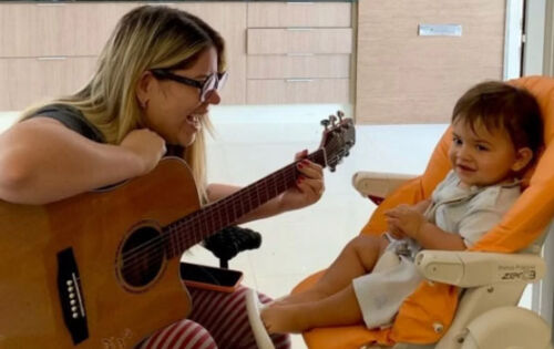***Em entrevista ao podcast Prosa do Sertanejo, Dona Ruth Dias, m&atilde;e de Mar&iacute;lia Mendon&ccedil;a, revelou que o filho da cantora, Leozinho, ainda n&atilde;o sabe da morte da m&atilde;e. O filho da Rainha da Sofr&ecirc;ncia tem tr&ecirc;s anos de idade e desenvolveu diabetes emocional ap&oacute;s a partida da cantora. &ldquo;Ele n&atilde;o entende o que &eacute; morte. A av&oacute; de Leozinho ainda compartilhou que o neto n&atilde;o sabe expressar muito bem as suas emo&ccedil;&otilde;es ainda: &ldquo;Ele dorme comigo e fala: &lsquo;Vov&oacute;, fica com o Leo&rsquo;. Eu falo: Por qu&ecirc;? Voc&ecirc; t&aacute; com medo?&rsquo;. Ele fica triste, mas n&atilde;o sabe se expressar&rdquo;. Dona Ruth ainda refletiu sobre a diabete emocional que o pequeno desenvolveu ap&oacute;s a morte da m&atilde;e. Ela disse que tem se mantido forte pelo neto. (Assessoria)