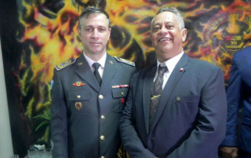 *** O Coronel Frederico Reis Pouso Salas assumiu o Comando-Geral do Corpo de Bombeiros Militar do Estado de Mato Grosso do Sul (CBMMS), em uma solenidade realizada na semana passada. Na foto ao lado do inspetor da PRF, Anderson Sidrack. 