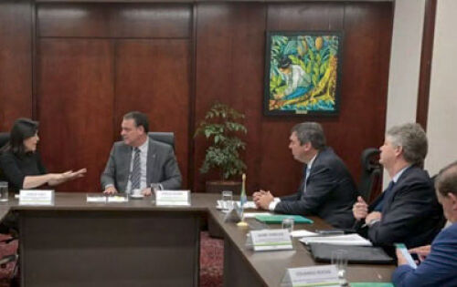 ***O governador Eduardo Riedel (PSDB) e a ministra do Planejamento, Simone Tebet em reuni&atilde;o em Bras&iacute;lia com o ministro da Agricultura, Carlos F&aacute;varo, tiveram a confirma&ccedil;&atilde;o de R$ 425 milh&otilde;es para obras nas rodovias de Mato Grosso do Sul. O investimento foi tratado durante reuni&atilde;o realizada na manh&atilde; de ontem (9). O investimento vai para obras nas BRs 262, 267, 158 e 163 &mdash; principais eixos de escoamento da produ&ccedil;&atilde;o agr&iacute;cola do Estado.