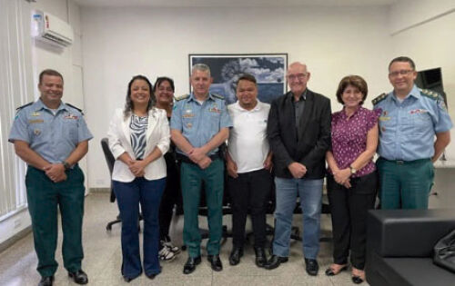 ***O Comandante-Geral da Pol&iacute;cia Militar do Estado de Mato Grosso do Sul, Coronel Renato dos Anjos Garnes, recebeu a visita do Conselho Comunit&aacute;rio de Seguran&ccedil;a da Regi&atilde;o Central de Campo Grande e membros do Rotary Clube na manh&atilde; de ontem (9). Al&eacute;m do Comandante-Geral, estavam presentes o Chefe do Estado-Maior-Geral, Coronel PM Nivaldo de P&aacute;dua Mello, o Assistente Jur&iacute;dico da PMMS, Coronel PM Luiz Fernando Lopes de Carvalho, o senhor Denison Zubieta - Diretor do Programa Cidad&atilde;o Integrado, Fl&aacute;via Zubieta (Tesoureira Rotary), Jose Luiz Kreutz ( Presidente do Conselho Comunit&aacute;rio de Seguran&ccedil;a da &Aacute;rea Central), Walqu&iacute;ria Matos (Vice-Presidente do CCS) e a Secretaria do Conselhor, Irene Torraca .Foto- Assessoria Comando Geral