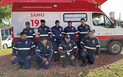 Equipe do SAMU de Rio Verde realiza capacita&ccedil;&atilde;o de atualiza&ccedil;&atilde;o te&oacute;rica e pr&aacute;tica: Na quarta-feira (15), a equipe do SAMU de Rio Verde realizou capacita&ccedil;&atilde;o de atualiza&ccedil;&atilde;o te&oacute;rica e pr&aacute;tica. Durante treinamento realizado em Campo Grande pela Enfermeira Respons&aacute;vel T&eacute;cnica Rafaela Mota com o SAMU Regional, foram abordados assuntos diversos, entre eles, os atendimentos mais realizados no munic&iacute;pio de Rio Verde com o Suporte B&aacute;sico de Vida. Foi constatado que o maior n&uacute;mero de atendimento foi no controle de hemorragia, S&iacute;ndrome Coronariana Aguda, TRM, TCE, AVC, Trauma Tor&aacute;cico e Abdominal, APH em Sa&uacute;de Mental e Parada Cardiorrespirat&oacute;ria - PCR. A Enfermeira Respons&aacute;vel T&eacute;cnica do SAMU de Rio Verde, Rafaela Mota, destaca: &ldquo;o Samu de Rio Verde busca sempre manter a continuidade dos treinamentos com toda a equipe, visando melhorar diariamente a qualidade dos atendimentos a popula&ccedil;&atilde;o&rdquo;. (Assessoria)