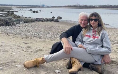***Richard Gere e sua fam&iacute;lia estavam no M&eacute;xico curtindo comemorando o anivers&aacute;rio de 40 anos de sua esposa Alejandra Silva, mas o ator contou que todos adoeceram e ele precisou ser hospitalizado devido a um quadro de pneumonia que se complicou. No domingo, 19 de fevereiro, Alejandra disse aos f&atilde;s que agora Richard est&aacute; se recuperando e se sentindo melhor. o fuxico)