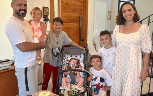 ***Let&iacute;cia e Juliano Cazarr&eacute; est&atilde;o em festa! O ator e a mulher celebraram o anivers&aacute;rio de 8 meses da filha ca&ccedil;ula Maria Guilhermina com uma foto da fam&iacute;lia toda reunida. A publica&ccedil;&atilde;o nas redes foi feita pela mulher do ator. &ldquo;8 meses da nossa iron girl Maria Guilhermina e 1&ordf; foto oficial da fam&iacute;lia toda reunida. Obrigada, papai e mam&atilde;e do c&eacute;u!&rdquo;, escreveu. Juliano tamb&eacute;m comemorou a data mostrando um v&iacute;deo da filha &ldquo;apaixonada&rdquo; pelo colo da m&atilde;e. (o fuxico) foto:reprodu&ccedil;&atilde;o/instagram