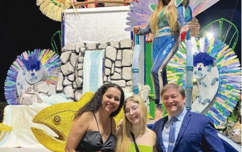 *** Parabenizamos o nosso prefeito de Coxim Edilson Magro pelo incans&aacute;vel trabalho que vem realizando desde que assumiu a Administra&ccedil;&atilde;o do Munic&iacute;pio. A cultura voltou a todo vapor aquecendo a economia da cidade, atraindo turistas que investe no comercio local. O carnaval foi um sucesso e a agenda cultural at&eacute; o final do ano est&aacute; bombando. Na foto o prefeito esbanja alegria ao lado da filha Ellen, sua amiga Ana Luiza, filha da poeta Ligia Mour&atilde;o. Parab&eacute;ns prefeito!!