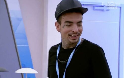 ***O terror do Boninho voltou! Depois de Manu Gavassi no BBB20, Mc Guim&ecirc; se tornou o novo pesadelo do diretor do BBB23. A cantora levou esse t&iacute;tulo na edi&ccedil;&atilde;o vencida por Thelminha, porque sempre adivinhava quais eram as din&acirc;micas ao longo da semana no reality. Dessa vez, o marido de Lexa assumiu o posto. (ofuxico) foto: Reprodu&ccedil;&atilde;o/Globoplay