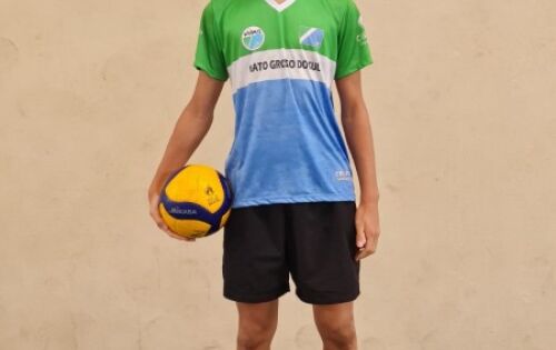 ***O jovem atleta de Coxim, Jo&atilde;o &Aacute;lvaro Neponuceno Maia de Oliveira vai defender sele&ccedil;&atilde;o de MS no Campeonato Brasileiro de V&ocirc;lei nas quadras de Saquarema, no Rio de Janeiro. O campeonato acontece de 27 de mar&ccedil;o a 1&ordm; de abril. Jo&atilde;o usou o Instagram pra falar de sua alegria e agradecer o apoio da fam&iacute;lia e amigos. Na vida quanto temos o apoio das pessoas que amamos, tudo se torna poss&iacute;vel!! foto: EDI&Ccedil;&Atilde;O MS