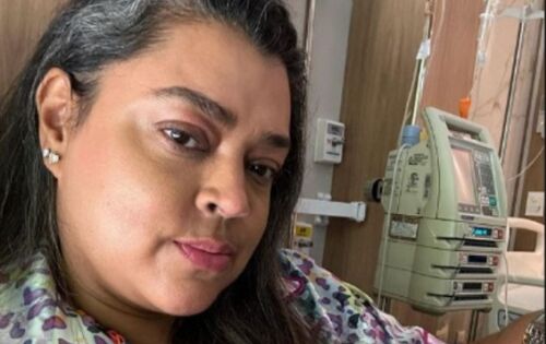 ******Preta Gil desabafou em suas redes sociais e aproveitou para atualizar seus f&atilde;s e seguidores sobre a sua situa&ccedil;&atilde;o no tratamento contra o c&acirc;ncer de intestino que vem enfrentando bravamente. A cantora cancelou as atividades do Carnaval e falou que em 2024 comemorar&aacute; o &lsquo;Carnaval da Cura&rsquo;. Chegando &agrave; metade das sess&otilde;es de quimioterapia, ela aproveitou para revelar que dever&aacute; passar por um procedimento cir&uacute;rgico em breve: &ldquo;Vim aqui para dizer que estou bem. Ainda tenho um bom caminho pela frente. Estou na metade das quimios. Ainda vou fazer mais quatro sess&otilde;es de quimioterapia. Depois, mais cinco semanas de radioterapia. Depois, uma cirurgia. Mas estou bem, no meu processo de cura&rdquo; foto: divulga&ccedil;&atilde;o