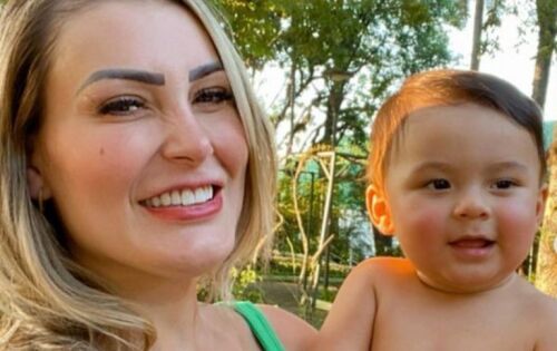 ***Neste final de semana, Andressa Urach pode reencontrar o filho ca&ccedil;ula, Leon, depois que perdeu a guarda do beb&ecirc; para o ex, Thiago Lopes. Em suas redes sociais, a ex-miss Bumbum mostrou o registro do momento com o filhote e encheu o garotinho de mimos. Urach esteve com a m&atilde;e, dona Marisete e com a prima, Ana Paula. &ldquo;Amores da minha vida&rdquo;, legendou as fotos que publicou. A m&atilde;e de Andressa, dona Marisete De Faveri, tamb&eacute;m registrou o momento. Na p&aacute;gina do Instagram ela escreveu sobre a felicidade de estar com o neto. &ldquo;&Eacute; felicidade que fala??? Meu Deus se voc&ecirc;s pudessem ouvir meu cora&ccedil;&atilde;o. @leonurachoficial PR&Iacute;NCIPE LINDO DE JESUS E DA VOZINHA E DO VOZINHO @dionatanfontes, Jesus te aben&ccedil;oe e te proteja sempre amor da vozinha&rdquo;. (ofuxico) foto: reprodu&ccedil;&atilde;o/instagram