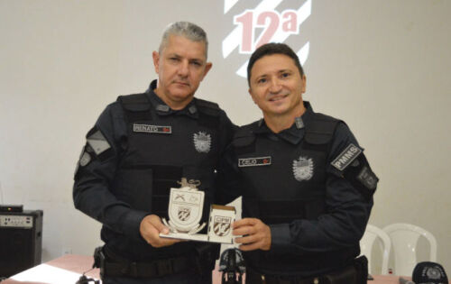 ***A 12&deg; Companhia Independente da Pol&iacute;cia Militar de S&atilde;o Gabriel do Oeste realizou na &uacute;ltima segunda-feira &agrave; cerim&ocirc;nia de troca de comando. O Tenente-Coronel C&eacute;lio Ramos Barbosa assumiu o posto que antes era ocupado pelo Tenente-Coronel Marcel Vargas. O novo Comandante C&eacute;lio &eacute; esposo da ex-vereadora de Coxim, L&uacute;cia da AAVC. Nossos parab&eacute;ns ao novo Comandante!! foto:Assessoria de Comunica&ccedil;&atilde;o