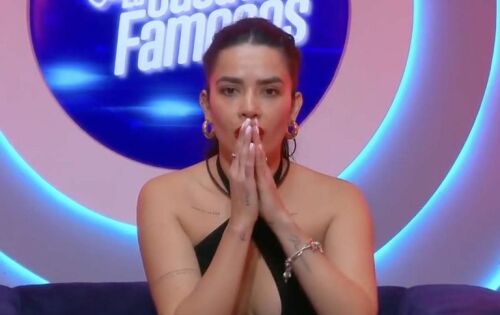 ***Dania M&eacute;ndez voltou ao &ldquo;La Casa de Los Famosos 3&rdquo;, Telemundo, na noite deste domingo, 19 de mar&ccedil;o. A apresentadora foi muito bem recebida por todos os participantes, vestidos com trajes sociais para um casamento na casa. No programa ao vivo, os apresentadores perguntaram sobre a experi&ecirc;ncia no Brasil e como lidou com a importuna&ccedil;&atilde;o que viveu no BBB23. &ldquo;Para mim, foi algo muito forte, inesperado, na verdade. Mas bem, respeitando as lei de l&aacute; e tamb&eacute;m agradecendo como cuidam da mulher e prestam aten&ccedil;&atilde;o a tudo e a todo o processo. Para mim foi bem complicado, porque, algo que era divertido se tornou algo de uma maneira ou outra, inesperado, com sentimentos muitos de altos e baixos. Estou processando e aprendendo de cada situa&ccedil;&atilde;o&rdquo;. (ofuxico) foto:Reprodu&ccedil;&atilde;o/Telemundo