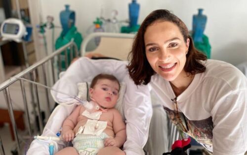 ***Maria Guilhermina, filha de Juliano Cazarr&eacute; com Let&iacute;cia Cazarr&eacute;, completou 9 meses ontem quarta-feira, 22 de mar&ccedil;o. Ela recebeu a vista de uma amiga dos pais, bolo e, de acordo com o ator, deve receber alta j&aacute; nesta sexta-feira. A aniversariante do dia nasceu no dia 22 junho do ano passado e foi diagnosticada com uma anomalia na v&aacute;lvula tric&uacute;spide, que fica do lado direito do cora&ccedil;&atilde;o, compat&iacute;vel com o diagn&oacute;stico de Anomalia de Ebstein, a mais rara dentre as doen&ccedil;as card&iacute;acas. Nesta semana, a revista Marie Claire entrevistou Let&iacute;cia, que relatou paradas card&iacute;acas, convuls&otilde;es e medo de perder a filha. (ofuxico) FOTO:Reprodu&ccedil;&atilde;o/Instagram